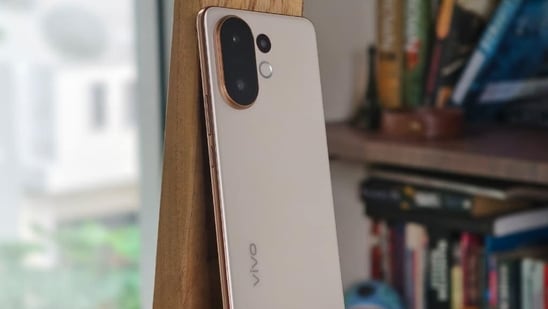 Vivo T4 Pro 5G mobile has just launched in India, and with it, Vivo has expanded its line-up in the sub- ₹30,000 price bracket in the country. The device launched today, August 26, powered by the Snapdragon 7 Gen 4 chipset, a 3x 50MP telephoto camera, a 6.77-inch quad-curve display, and up to 256GB storage. Here, we are going to tell you all the offers, price details, availability details, and what you can expect from the specifications of the device. Read on for the details.