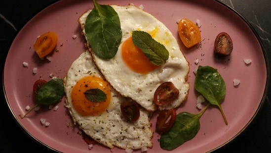Want breakfast ideas that are not only delicious but also packed with protein to support your fat loss goals? Here's what you must avoid as per a nutritionist. Nutritionist Kat Best's Instagram page is all about 'helping women get lean and never diet again'. In a post she shared on March 30, Kat told her followers: “Stop making this fat loss mistake every morning.” She added, “Ladies, two large eggs for breakfast is slowing down your fat loss progress.” Also read | Nutritionist explains how protein helps in muscle growth and fat loss: Boosting metabolism to aiding recovery