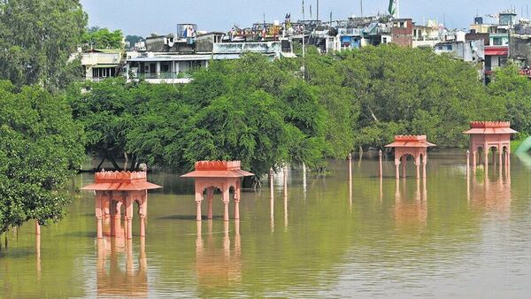 Weather today: The India Meteorological Department (IMD) warned against extremely heavy rainfall at isolated places over Gujarat on September 4 and issued a red alert for the state. Meanwhile, Rajasthan, Madhya Pradesh, Maharashtra and Goa are on orange alert today.