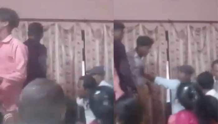 What began as a simple craving for samosas in Pilibhit ended in a shocking fight between a woman, her husband, and their families. A family from Uttar Pradesh has grabbed attention after a video of them went viral online. The strange incident took place in the Puranpur area of Pilibhit, when a married woman named Sangeeta expressed her craving for a samosa. But the question is how far can a simple wish for this crispy snack really go?