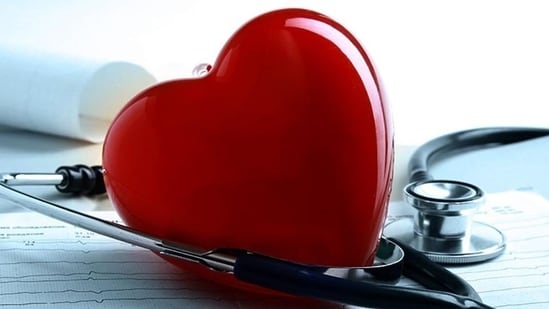 When it comes to heart health, many people often ignore the early symptoms or dismiss them as minor discomforts. Cardiologists stress that identifying these signs early and seeking immediate care can make the difference between life and death. Thousands of heart attack cases are reported each year in both young and older adults, highlighting the urgent need for awareness.
