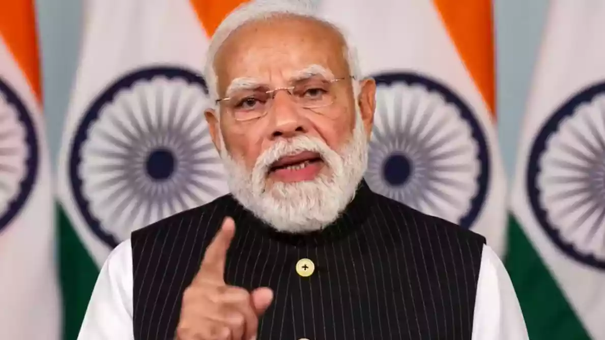 बच्चों को हम ये क्या पढ़ा रहे
