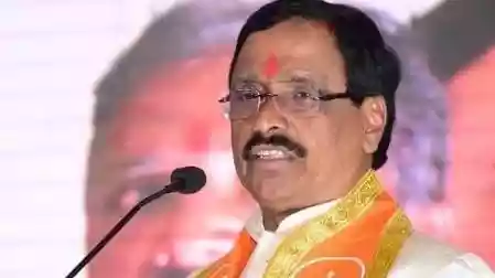 बाल काटे और जबरन पिलाया गोमूत्र