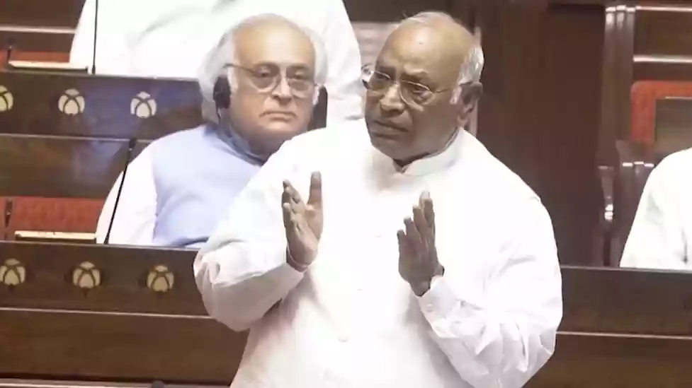 छात्रों पर लाठीचार्ज
