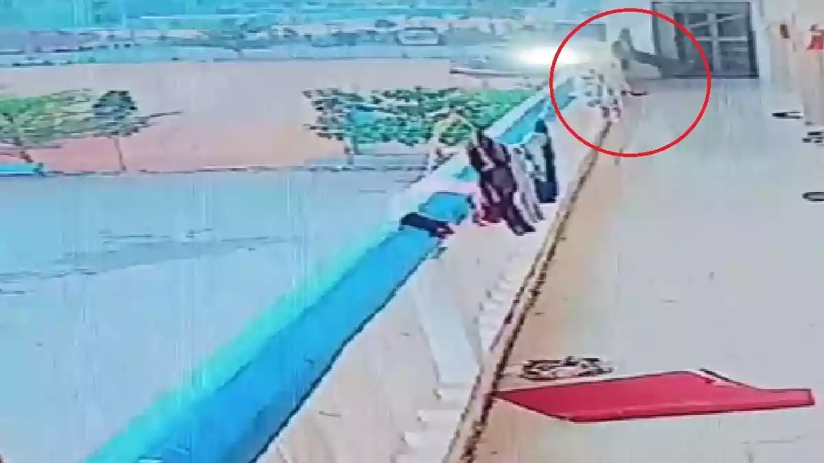 देर तक बालकनी में खड़ा रहा