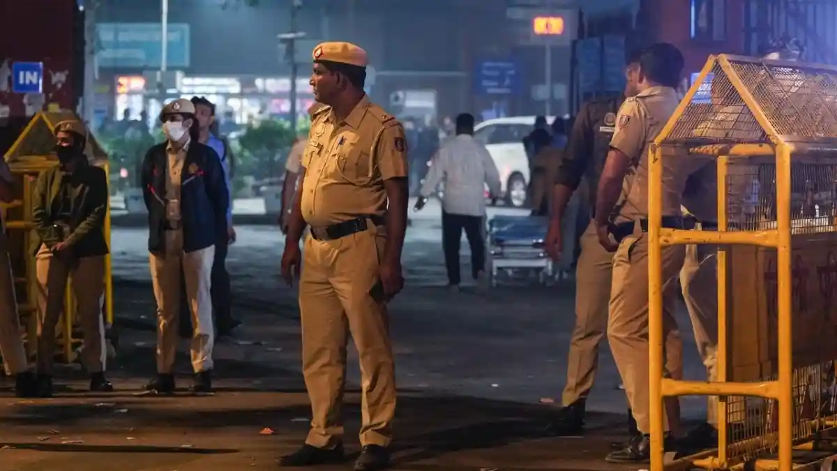 दिल्ली के बक्करवाला में पुलिस और बदमाश में मुठभेड़
