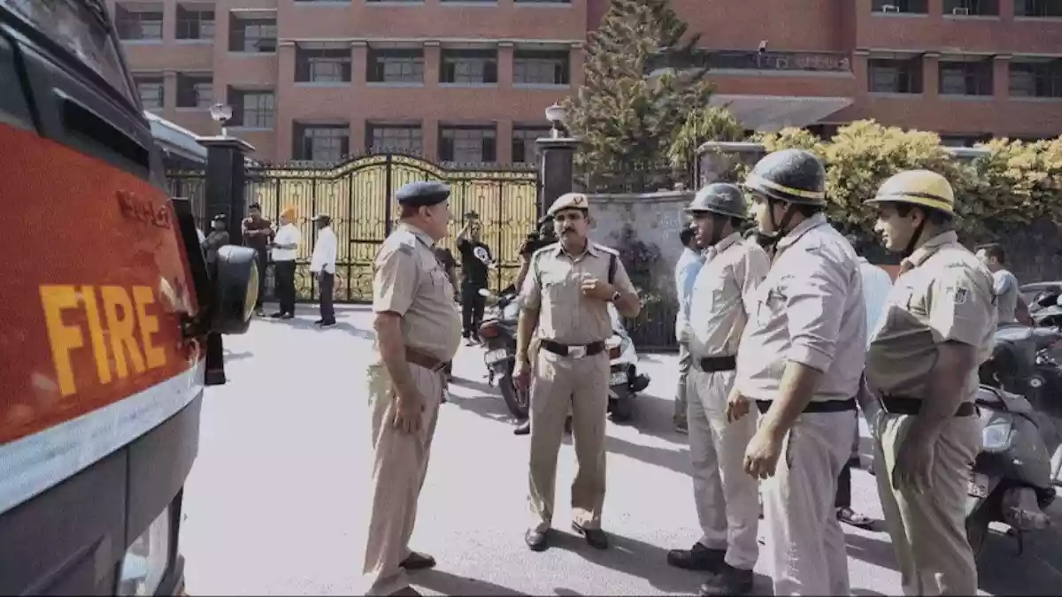 दिल्ली के कई स्कूलों को बम से उड़ाने की ईमेल धमकी