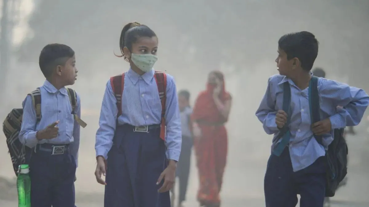 दिल्ली के स्कूलों में आउटडोर एक्टिविटी पर लगाई जाए रोक