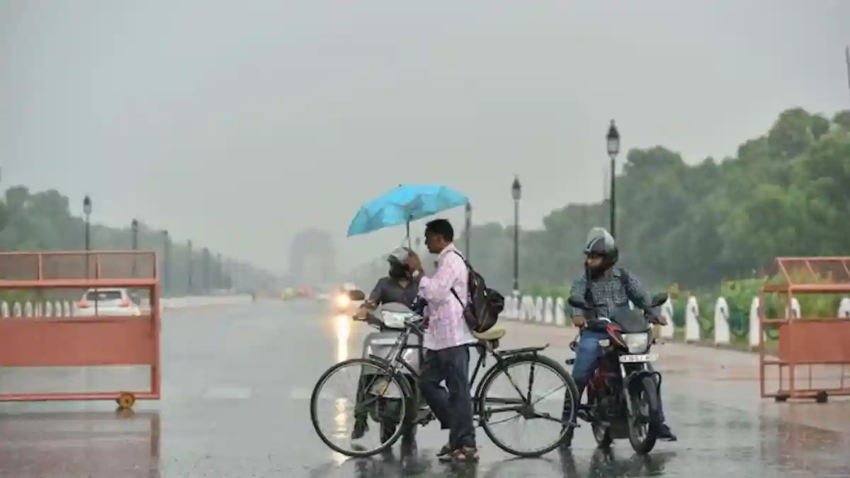 दिल्ली-NCR में सुबह-सुबह हल्की बारिश