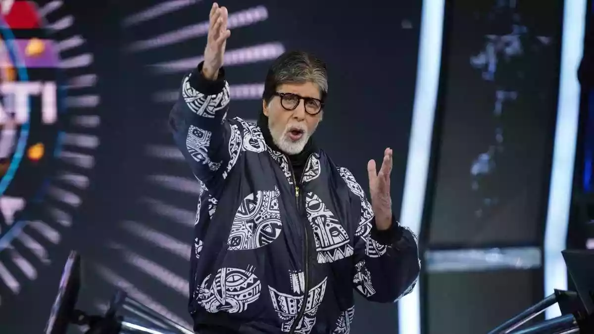 एयरपोर्ट पर अमिताभ को भीड़ ने घेरा