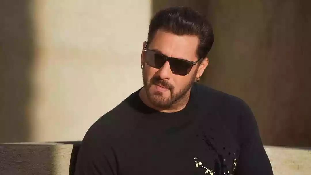 कौन हम तीनों को बर्दाश्त करेगा