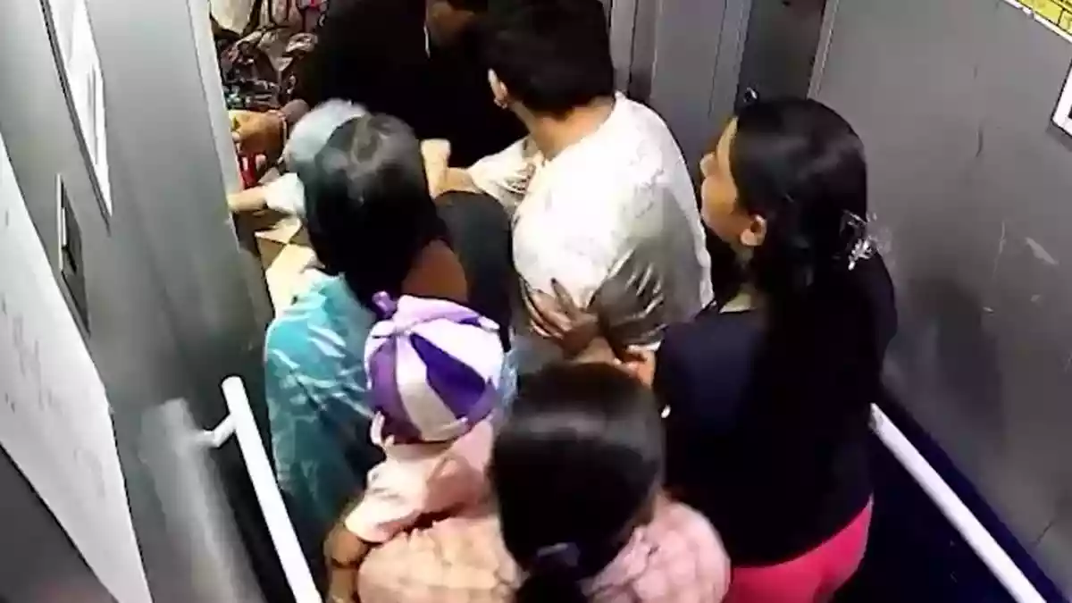 लिफ्ट के दरवाजे में फंस गया मासूम बच्ची का हाथ