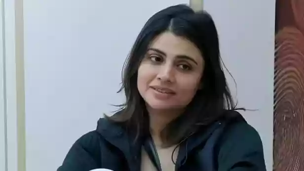 मालती ने फरहाना को मारी लात
