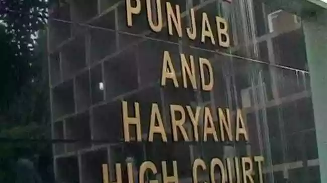 MLA के आने पर खड़े नहीं हुए डॉक्टर