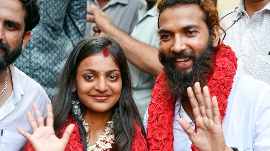 मोनालिसा की शादी बेवकूफी है या लव जिहाद