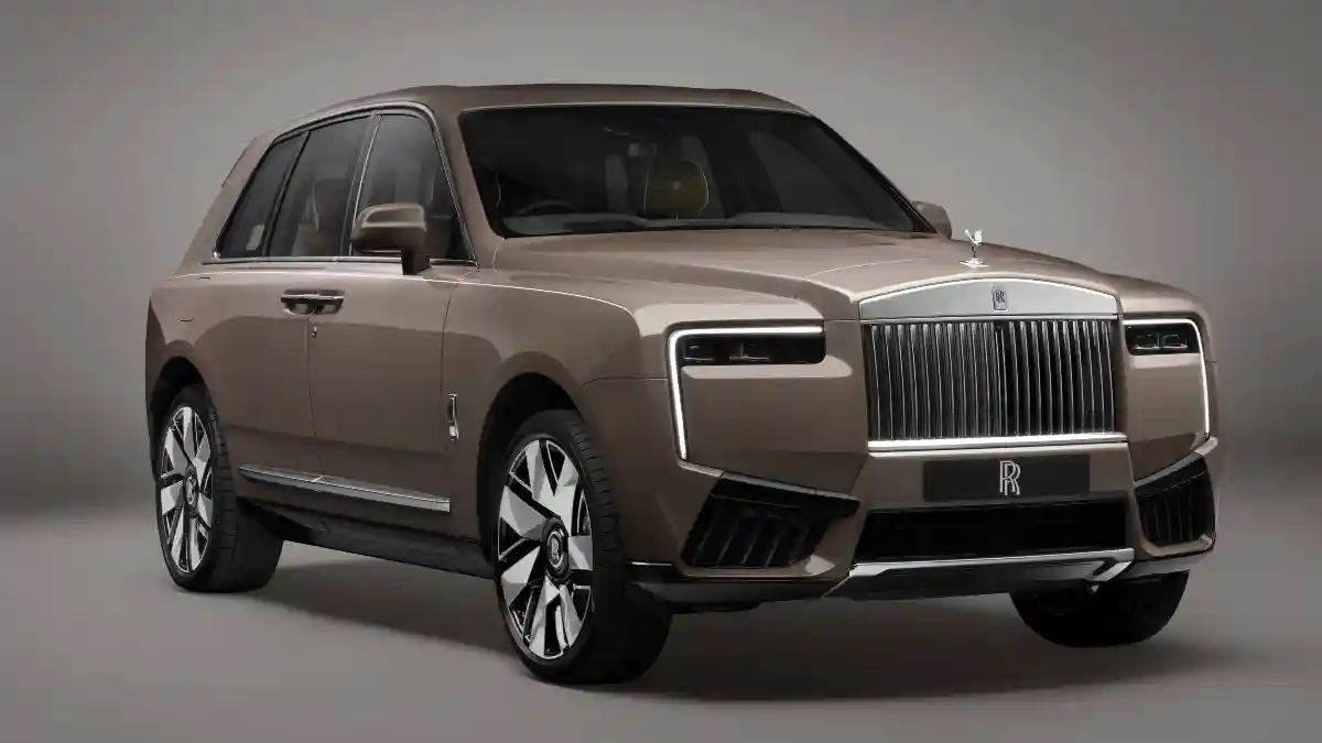 Rolls-Royce में पीछे बैठना मना