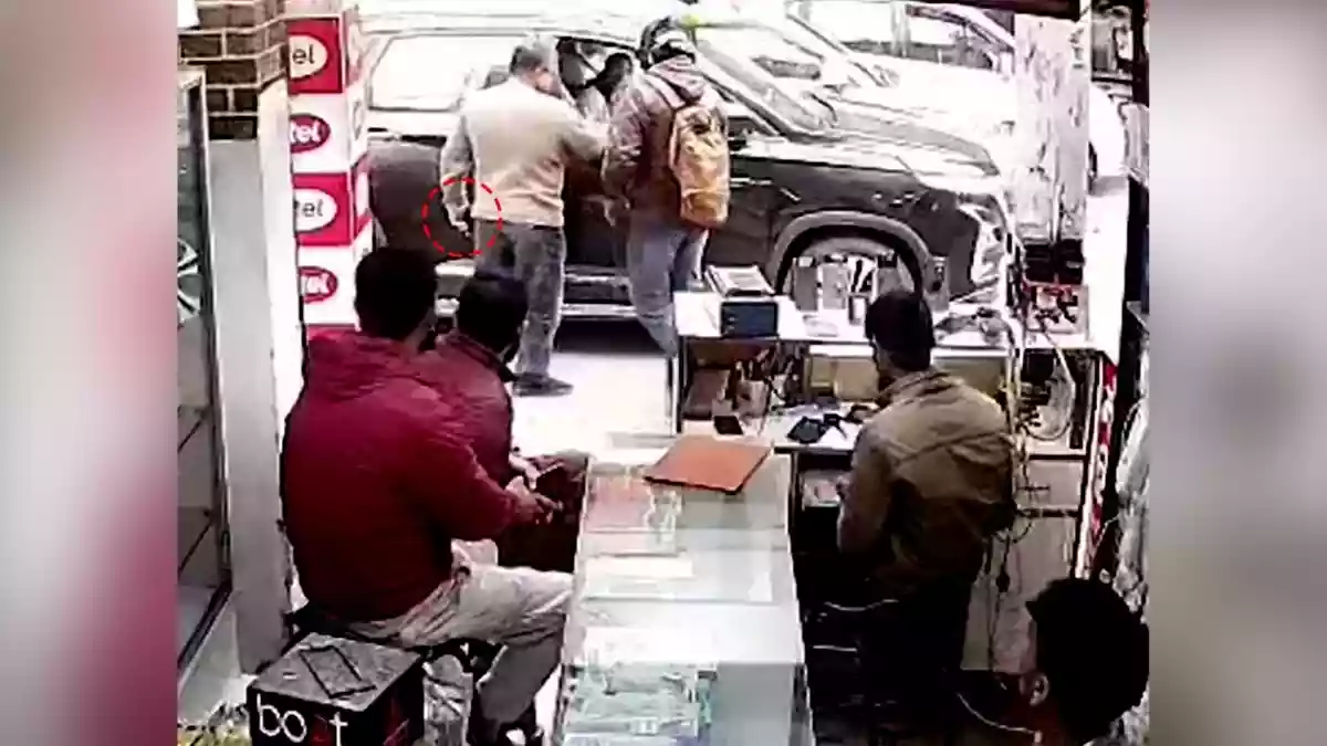 साइड मिरर टकराने पर हुआ विवाद