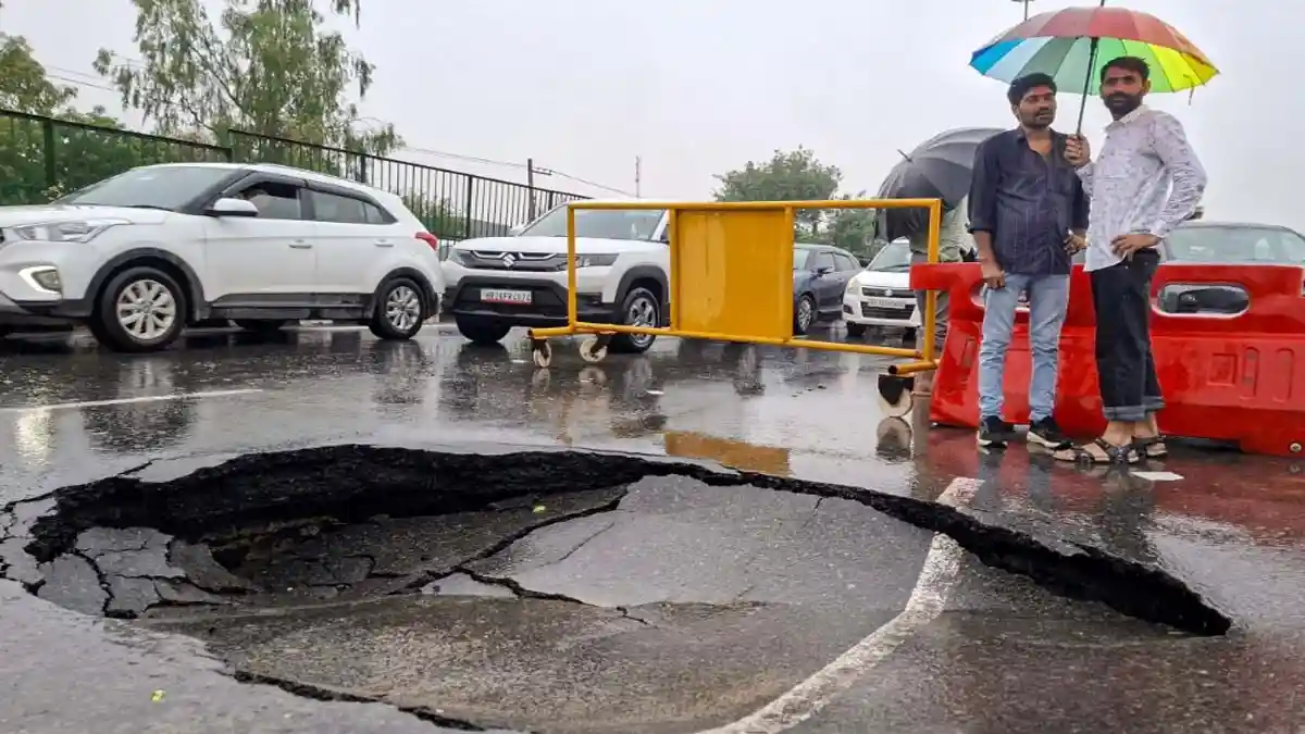 सड़कें जलमग्न