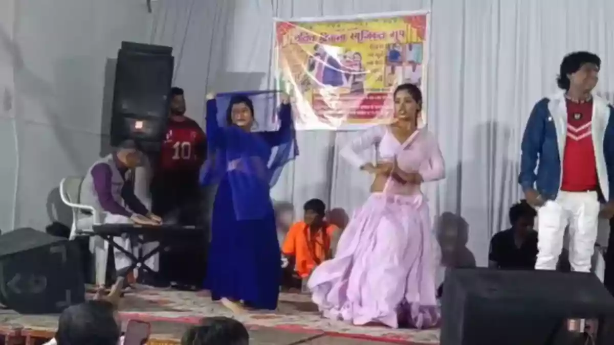 सरस्वती पूजा में भोजपुरी गानों पर ठुमके