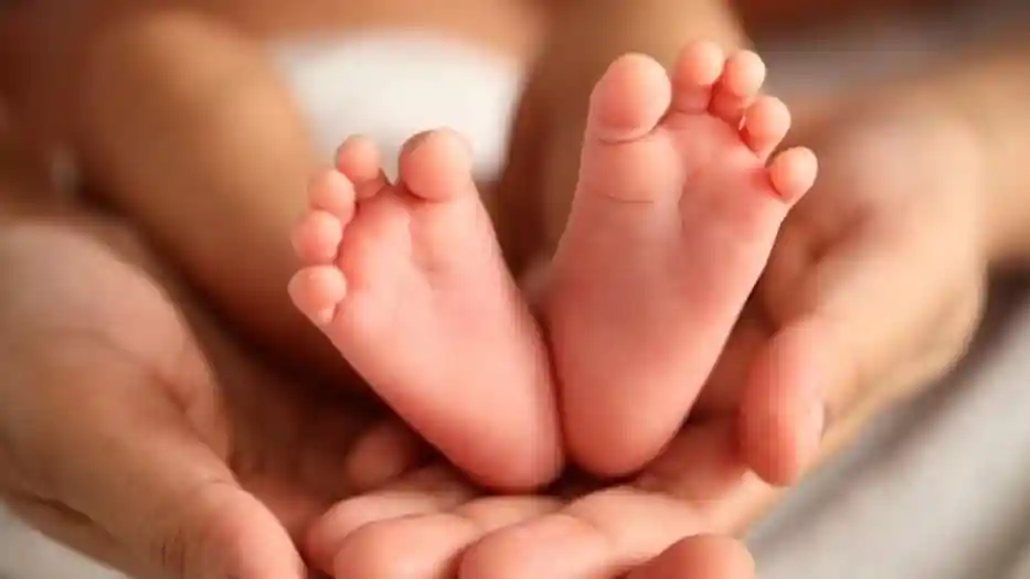 स्वास्थ्य केंद्र के बाहर महिला ने दिया बच्चे को जन्म