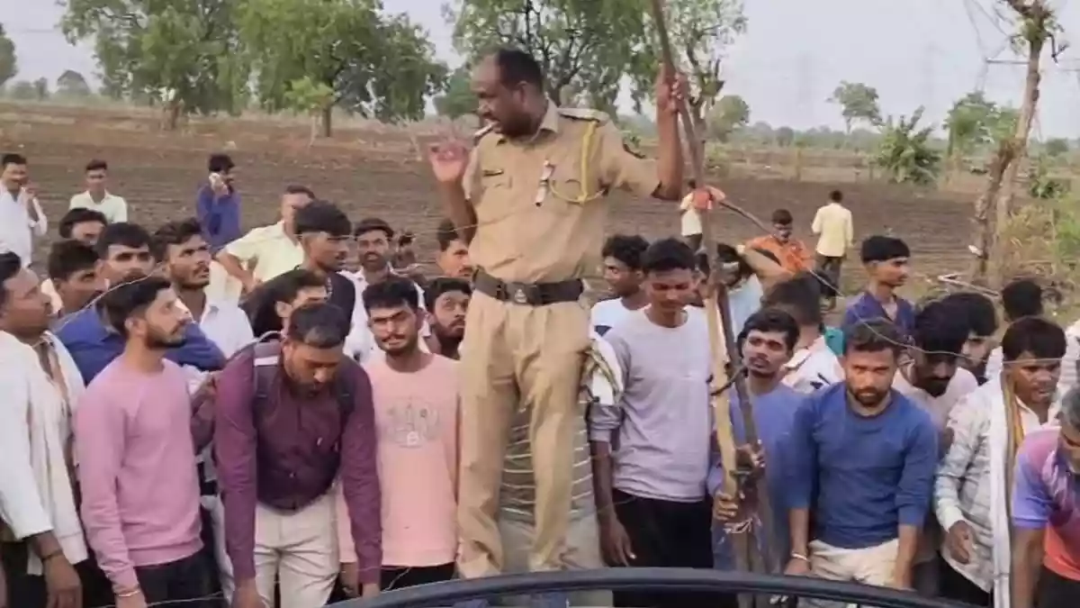 टावर से लटका मिला युवक