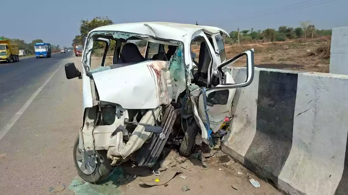तेज रफ्तार कार डिवाइडर से टकराई