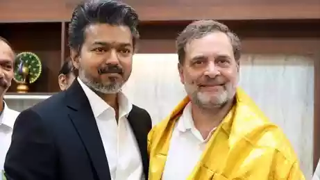 विजय ने स्टाफ संग उठाई टेबल