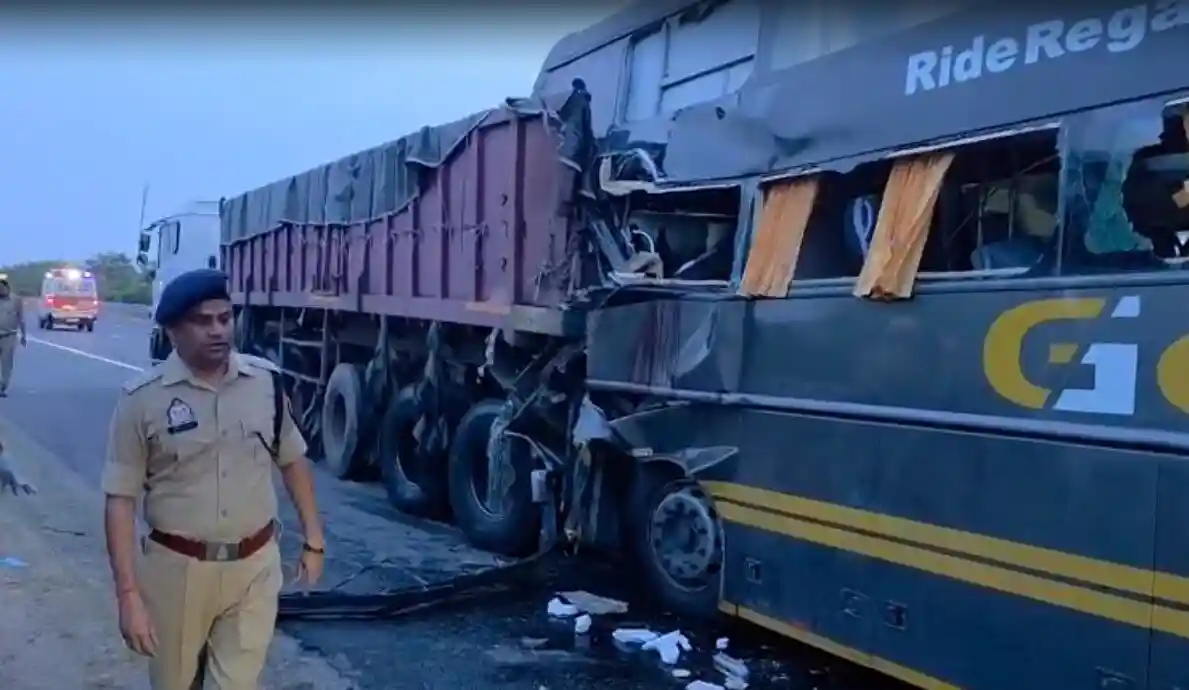 यमुना एक्सप्रेसवे पर ट्रक से जा भिड़ी वोल्वो