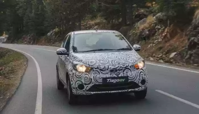 <strong>Tata Tiago EV Facelift: </strong>The electric hatchback was seen fully covered in camouflage, indicating that design changes are being