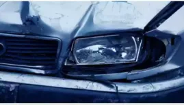 Poor visibility due to heavy fog caused six vehicles to collide one after another. Several vehicles were badly damaged, and three people died on the spot