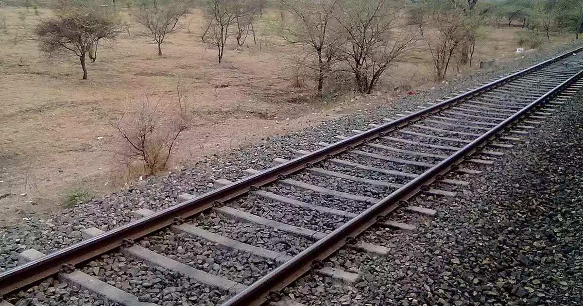 3 women, child crushed by incoming train after jumping onto track over fire rumour