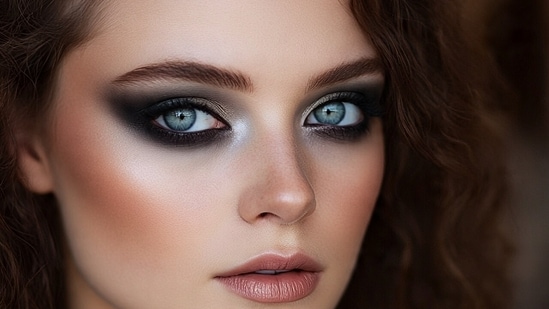 There is a certain charm and glam in smokey eyes! In fact, smokey eyes are the ultimate New Year party essential. Bold, sultry, and effortlessly glamorous