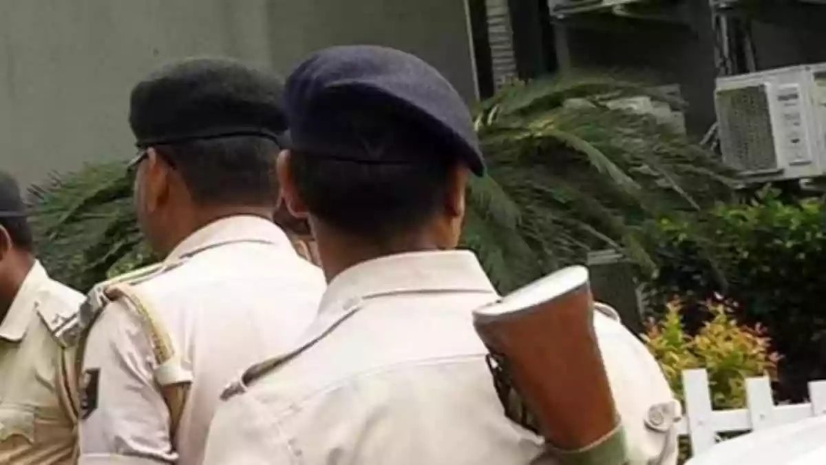 A 23-year-old woman journalist was assaulted late Thursday night inside the subway of Sodepur railway station after she resisted molestation by a group of youths, police said. The incident took place around 9.40 pm when the woman, a resident of Sodepur, was returning home alone after meeting a friend. According to her statement, six to seven men, allegedly drunk, followed her into the subway, passed obscene remarks and molested her.