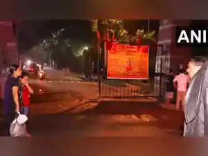 A clash occurred between student groups at Jawaharlal Nehru University. The incident happened during a 'Visarjan Shobha Yatra' on Vijayadashami. One group performed 'Ravan Dahan' targeting Naxal-like forces. Another group protested this act, stating it targeted human rights defenders. The confrontation involved throwing shoes and slippers. Some students received injuries during the disturbance. Police complaints are expected from participants.