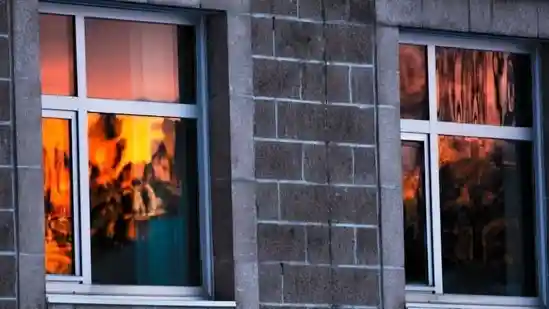 A construction site in Williamsburg, in New York City, caught fire on Monday evening, sparking smoke across key areas of NYC, including Brooklyn and Manhattan. The Fire Department of New York confirmed that they are responding to a two-alarm fire on Bushwick Ave & Boerum Street. Black smoke and the smell of burning was seen and felt in nearby areas, including Brooklyn.