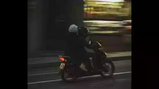 A Delhi-based man has raised serious concerns about women's safety on ride-hailing platforms after his sister was allegedly threatened by an Uber bike driver during a fare dispute. Taking to LinkedIn, Abhishek Pandey recounted the incident, saying he had booked the ride for his sister, thinking it would be relatively safer. However, the driver allegedly demanded extra money beyond the app fare, which led to a heated argument.