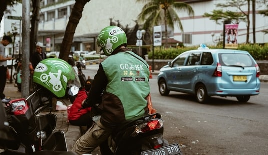 A delivery driver in Singapore was left shocked and disappointed by his company's response when he informed them of an injury and requested that his orders be reassigned. The driver – working for Grab – was completing his shift on a rainy day when he slipped and injured his leg.