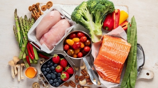 A healthy diet does not consist of fancy dishes; it is all about the perfect balance in nutrition and finding the simplest food items that can provide us that. In an interview with HT Lifestyle, Prachi Jain, chief clinical nutritionist, CK Birla Hospital, Gurugram said, “Basic function of food is to give energy which is required to fulfill our daily day to day activities but eating right and safe food is an art of living. Be mindful while selecting your food options to stay active and healthy. Choose locally grown food, seasonal food, which are readily available at affordable prices.” <strong>Also read | </strong><strong>Nutritionist shares 10 easy fat loss hacks that will help you lose weight without starving: Start every meal with dahi</strong>