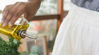 A Mumbai-based lawyer's tweet about how much part-time cook charges monthly sparked a debate on X (formerly Twitter). Ayushi Doshi, an advocate, wrote that her cook (also known as Maharaj) charges Rs 18,000 per household for 30 minutes of work. The advocate said that the cook worked daily in 10-12 households. In her post, Doshi also claimed that her cook got free breakfast and tea everywhere.