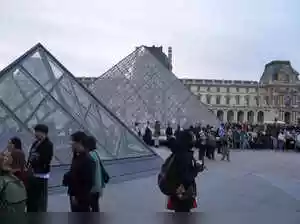 A new director is being appointed to lead the Louvre Museum after jewel heist