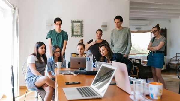 A post on X (formerly Twitter) about a colleague's alleged personal life has sparked a heated debate online. A user named Ayush Singh wrote, “A girl in my office is having an extramarital affair, how do I inform her husband (I don't know him but I really wanna warn him).”