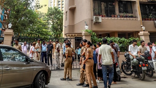 A resident alerted his mother to the incident. No foul play has been suspected by the police yet. A 14-year-old son of an actor died by alleged suicide at a high-rise in Kandivali in the northern part of Mumbai, PTI reported, citing a police official said on Thursday. 