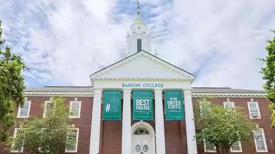 A small college in Massachusetts has managed to beat some of the biggest names in American higher education, ranking just behind Stanford University in the latest Wall Street Journal list of the best colleges in the United States. For the second year in a row, this little-known college has outranked Harvard, Yale and Princeton to take the second spot on the list.
