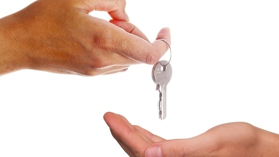 A social media post has sparked discussions on housing discrimination in India, where landlords often refuse tenants based on dietary preferences. Finding a house to rent in India’s metro cities is no easy feat, especially when potential tenants are met with unreasonable demands from landlords. A recent social media post has reignited the conversation about the subtle ways in which housing discrimination continues to thrive, with food choices now being a key filter.