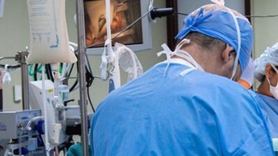 A trainee surgeon accused of secretly filming hundreds of coworkers in hospital restrooms has been let out on bail, according to a report in The Independent. The accused surgeon, identified as Ryan Cho (28), is expected to face around 500 charges related to the alleged recording of over 4,500 intimate videos.