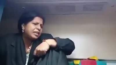 A video has garnered netizens' attention on social media platforms in which a ticketless woman passenger is seen arguing with Indian Railways staff on a train. The video, which has gone viral, showed the woman, believed to be traveling without a ticket, arguing with a Travelling Ticket Examiner (TTE). Although the TTE requested her ticket, she retorted, saying, “Andhe ho kya (Are you blind).