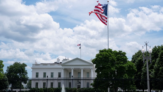 A video showing construction crews erecting large anti-scale barricades around the White House has surfaced. A video circulating on social media shows construction crews erecting large anti-scale barricades around the White House and the US Treasury building. This has prompted widespread speculation about the reason behind the sudden security measures.