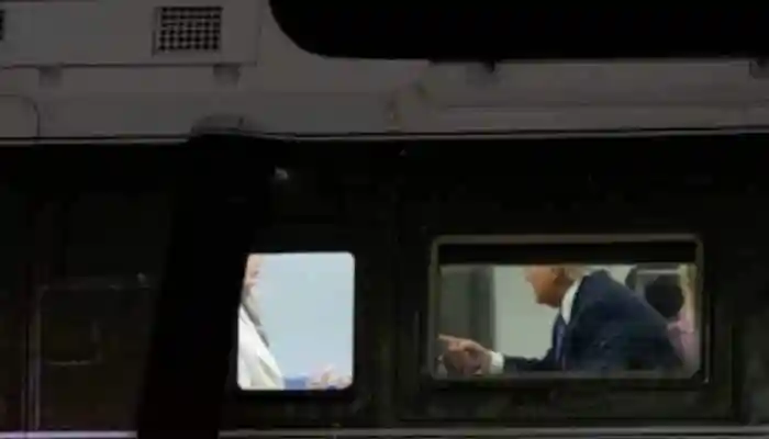 A viral video of Donald Trump pointing at Melania on Marine One is decoded by lip reader Jeremy Freeman. The tense exchange was about the 'unbelievable' UN escalator malfunction.<br> A viral clip of a seemingly heated exchange between US President Donald Trump and First Lady Melania Trump on Marine One has been decoded by a top lip reader, indicating the topic of the seemingly argument was not a personal disagreement but the humiliating escalator breakdown at the United Nations (UN).