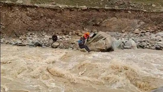 A young couple from Delhi was killed when the two were hit by shooting stones while they were on their way to Yulla Kanda Krishna temple in the Rora Valley of Kinnaur district in Himachal Pradesh to celebrate Shri Krishna Janmashtami on Saturday, officials said.