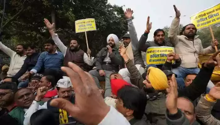 AAP Protests And Demands Dismissal Of Kapil Mishra For Insulting Guru Sahibs
